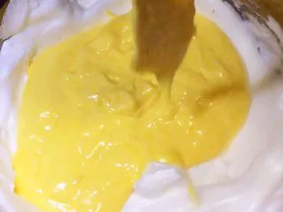 八寸戚风蛋糕,将搅拌均匀的面糊倒入其余的面糊中