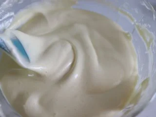 瑞士蛋糕卷之雪融蛋糕,做圣诞应景美食,得到依旧是细腻有光泽的蛋糕糊。