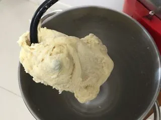 红豆心形面包,启动厨师机揉面20分钟。