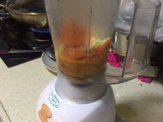 奶油胡萝卜汤,倒入搅拌机搅拌成浓汤。