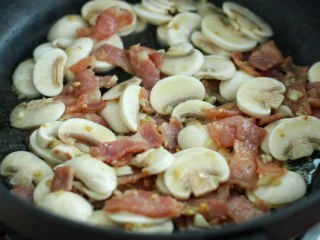 奶油蘑菇培根意面,再放入口蘑炒一、两分钟