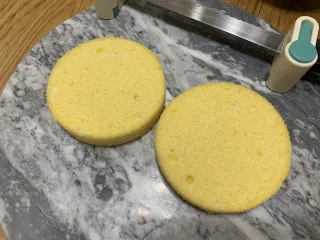 火龙果渐变蛋糕(宝宝辅食),接下来就到抹面装饰的最后步骤了,脱模的蛋糕均匀切成两片