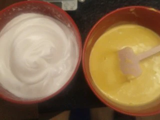 柔软到出乎意料-奶酪蛋糕卷,打好的蛋白糊准备拌入蛋黄中