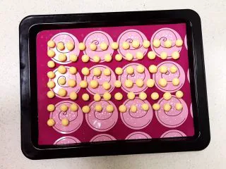 宝宝健康食谱 旺仔小馒头,烤盘铺上不粘硅胶垫，把团干的小面球放在里面，面球之间就有空隙