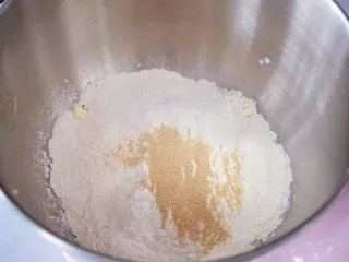 淡奶油杏仁面包,将除了黄油外所有的材料全放入海氏厨师机的和面桶中，按照先液体后固体的顺序放入，最上面放酵母