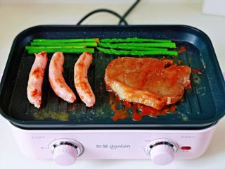 牛排芦笋盖意面,再把焯水的芦笋放入煎盘中,我牛排煎了8分熟。