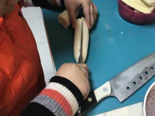 烘培小白入门：幸福满满的巧克力水果条,换成西餐刀切香蕉。