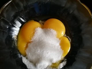 马卡龙~卡仕达酱内陷,这个时候我们就开始做卡仕达酱,蛋黄加入40克糖