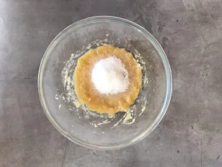 香蕉巧克力豆蛋糕,加入白砂糖