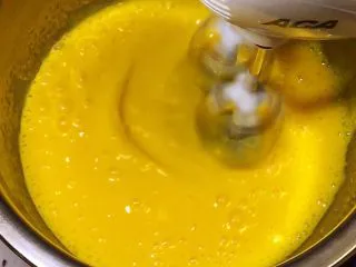 八寸戚风蛋糕,用打蛋器低速搅打至乳化状态