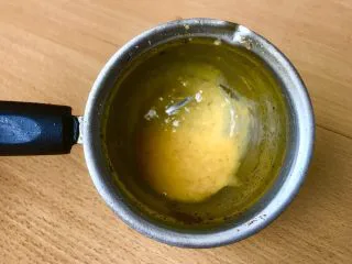 薯条的N种吃法,刚放荷兰酱小锅外面的大锅里水如果开始冒蒸汽了,就要拼命搅拌蛋黄与柠檬汁。一旦看到搅拌的时候能看到底,浓稠了就赶紧离锅!放在一旁慢慢加融化好的黄油,一边加一边搅拌。