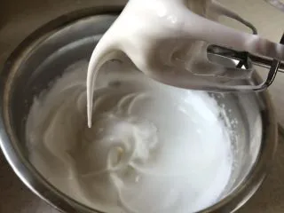 韩国草莓蛋糕,打至湿性发泡,大弯钩状态。
