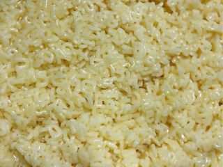 番茄鸡蛋拌意面,煮好的意面立即放入冷水中冲凉再沥干水份备用 