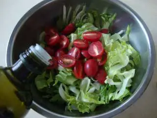 黑椒牛排套餐,蔬菜洗净改刀加少量橄榄油、盐、白胡椒粉、柠檬汁拌匀