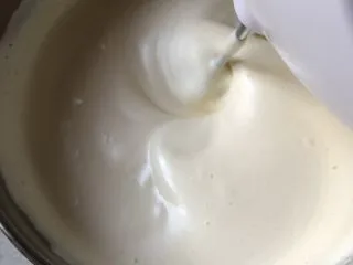 法式海绵蛋糕,再低速搅打1-2分钟去除气泡。 