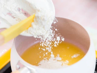 浓香的奶油与蘑菇相遇，奶香浓郁，口感细腻，没有人会不爱吧?,取40g黄油倒入锅中，小火开至黄油全部融化，加入面粉迅速搅拌均匀