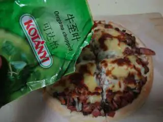 十味 香肠菌菇披萨,取出切好，撒牛至碎即可