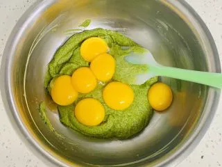 古早蛋糕（青汁）,加入蛋黄，继续翻拌。