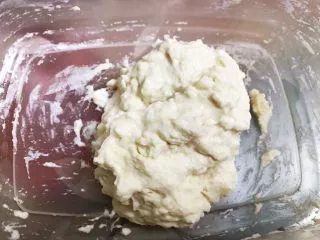 波兰种手撕小面包,先做波兰种 高粉，水，酵母用筷子搅拌均匀密封放入冰箱冷藏发酵一晚