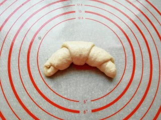 燕麦全麦羊角包,从大头卷起,做成羊角包生胚。