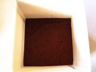 红豆抹茶巧克力慕斯,覆盖另一片蛋糕，刷糖酒液，加蜜豆，然后倒入炼乳慕斯液，冷冻凝固后，取出打入余下的抹茶慕斯，放入冰箱冷冻两小时以上。