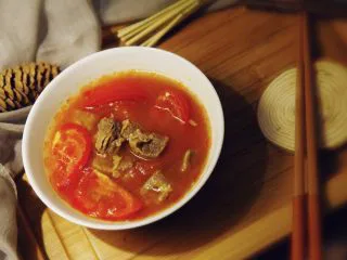 能给你多巴胺的「他」★牛肉西红柿汤,乘出来的那一刹那,也是足足的满足感弥漫。非常期待爱的人,看到我端着它给他品尝第一口的那个腻歪表情,呵呵。