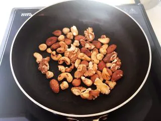 美味小零食 别样雪花酥,把其它干果也炒一下，这样口感会更脆