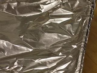 番茄红酒烩牛尾,封上锡纸，放入烤箱180°C烤2.5个小时，还有一个简便的办法就是用高压锅压25-30分钟