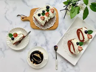 红丝绒蛋糕卷,自制蛋糕不仅健康卫生,美味也不减分。今天分享这款零失败的奶油蛋糕卷的做法,您看一遍准会,学会这个,家人想吃蛋糕的时候可以轻松做,相信您的家人一定会感到很幸福的哦~