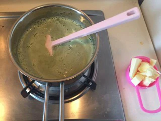 爆浆抹茶冰心面包,过筛一遍，重新倒回锅中，准备80g黄油。