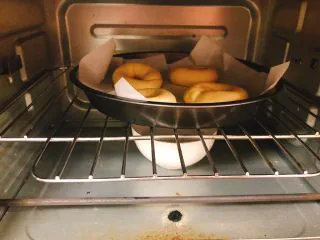 杂蔬沙拉面包,将做好的圆圈放到烤盘上（烤盘所没有铺油纸的话需涂一层油），放入烤箱开40度二次发酵50分钟，烤箱底部放一碗水。