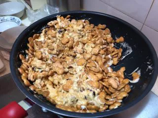 新晋咸口网红——海苔肉松咸蛋黄雪花酥,刚开始可以先用刮刀翻拌，后面就需要动手啦！