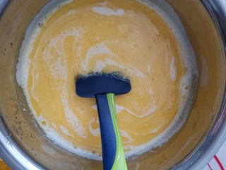 千层福袋蛋糕,步骤12与步骤11混合