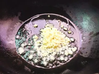 家常菜+手撕杏鲍菇,起油锅，蒜头爆香