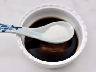 日式柠香烤鳗鱼,再加入白糖提鲜调味。