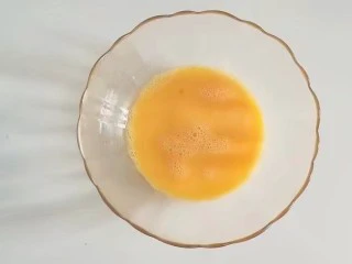 果味长崎纸杯蛋糕,全蛋液加入白糖和蜂蜜用手抽搅拌均匀;将混合好的全蛋液坐温水进行打发;