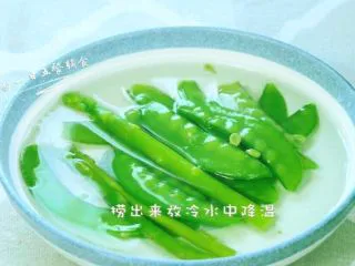 荷兰豆芦笋浓汤 宝宝辅食，土豆+牛奶,捞出来放冷水中降温，这样可以让荷兰豆和芦笋保持翠绿色。