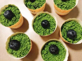 苔藓小杯——抹茶玛芬,表面铺满酥粒，不露出液体就好啦... 注意不要加太高太满...留给它膨胀空间.. 图中有两个太满了...膨胀太厉害蓝莓都跑掉了…