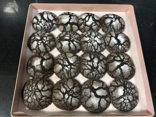 裂纹巧克力软饼干,出炉,这个时候很软,不要取出,等凉一下再取出放在晾晒网上凉透。