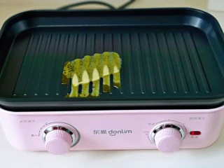 牛排芦笋盖意面,煎盘上加入黄油加热至融化。