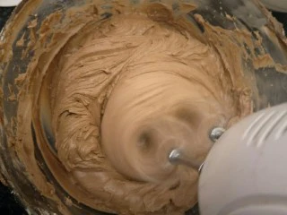 最经典浓郁巧克力奶酪蛋糕,低速搅打均匀。