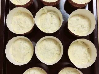 肉松海苔麦芬蛋糕,将面糊倒入蛋糕纸杯蛋糕中。烤箱提前预热，180度预热5分钟。