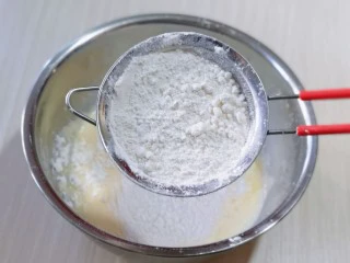 8寸红丝绒戚风蛋糕,筛入面粉,用硅胶铲翻拌均匀,看不到干粉。