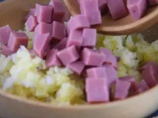 深夜食堂大叔的做法，真的超好吃,土豆趁热放入再倒入杂蔬。，余温烫软洋葱。