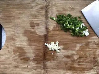 好吃的意大利蘑菇肉酱面,香菇在做饭前20分钟提前泡在水中。葱，蒜切碎。蒜可以切的尽量细一些。