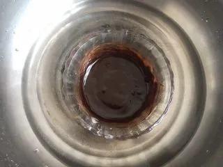 脏脏杯子蛋糕,隔热水融化，干纳许制作完成备用