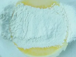 香芋戚风蛋糕,蛋黄液中加入过筛的低粉