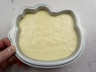 无水无油酸奶蛋糕 ,模具内涂油防粘➕面糊后震出气泡 