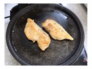 三文鱼鸡胸牛油果沙拉,煎至两面金黄出锅，可以挤些柠檬汁调味。