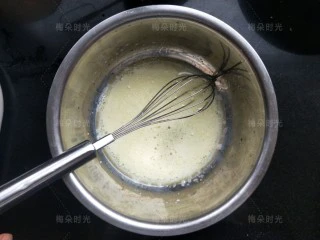 唐草彩绘蛋糕卷,牛奶,油,白糖混合均匀。